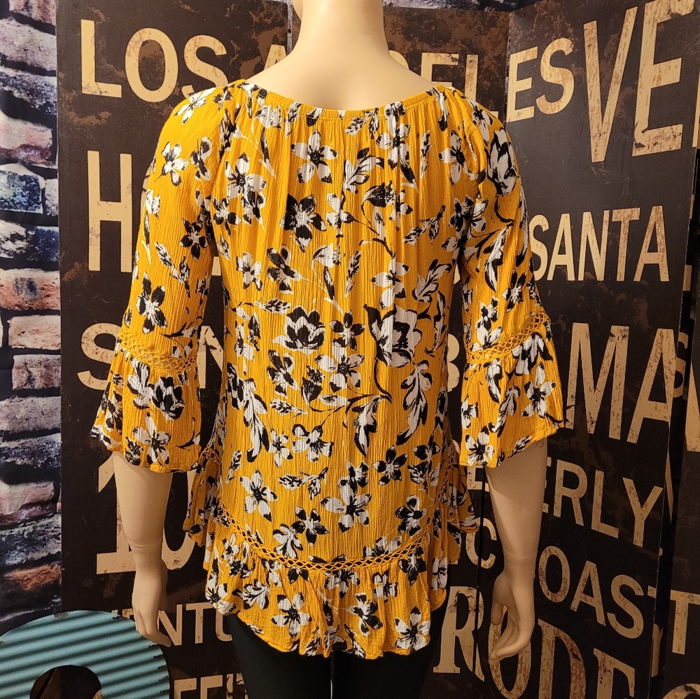 Adorable Ruched Top with Ruffled Hem - Picture 2 of 5